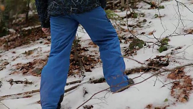 森林里的男孩。雪地里的脚步声。蓝色裤子，棕色头发。害怕和孤独视频素材