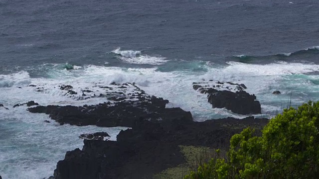 海洋和岩层视频素材