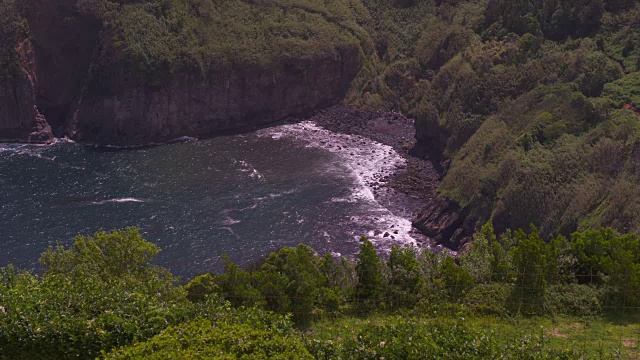 海浪到达海湾视频素材