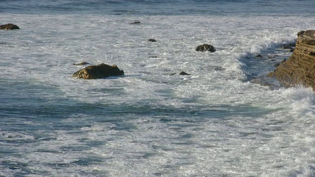 岩石海岸波浪飞溅(高清)视频素材