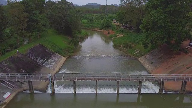 鸟瞰图小水的门或堰灌溉在农村，泰国视频素材