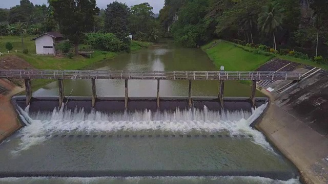 鸟瞰图小水的门或堰灌溉在农村，泰国视频素材