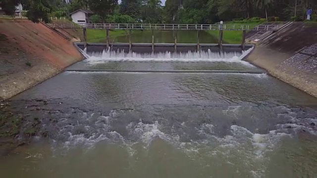 鸟瞰图小水的门或堰灌溉在农村，泰国视频素材