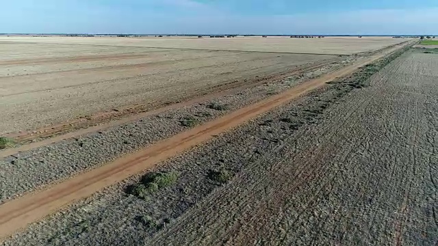 4K空中摄影沿着内陆的土路视频素材