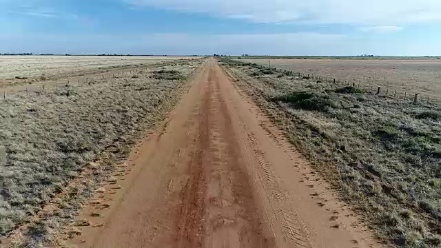 4k空中摄影沿着内陆的土路视频素材