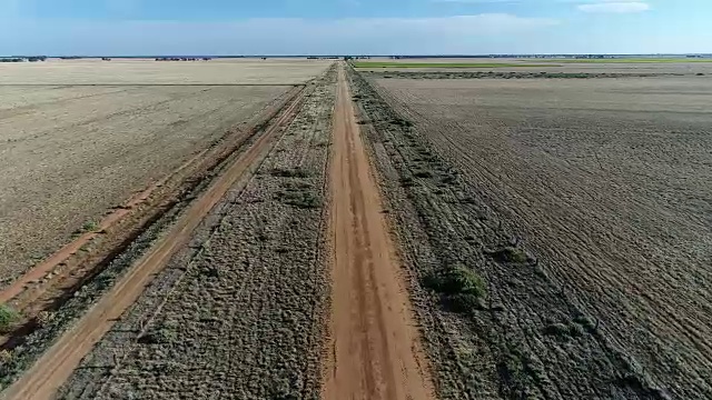 4K空中摄影沿着内陆的土路视频素材