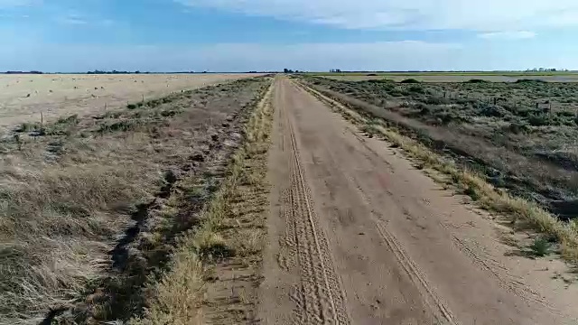 4k天线在内陆土路上拍摄视频素材