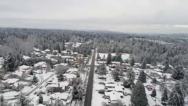 鸟瞰图纽卡斯尔伦顿华盛顿雪覆盖的城市冬季景观视频素材