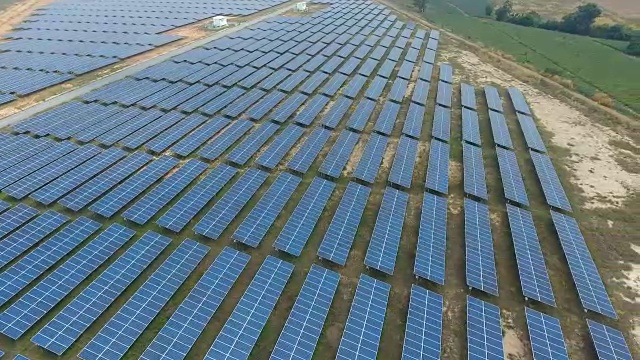 带阳光的太阳能电站光伏板鸟瞰图视频素材