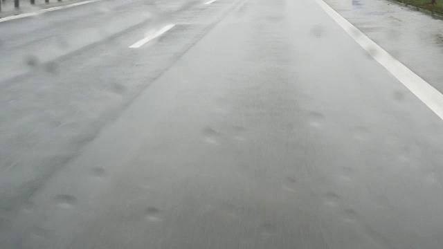 雨中在高速公路上开车视频素材