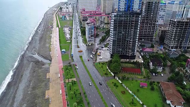 空中视图巴统在雨天全高清拍摄视频素材