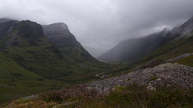 时间流逝。苏格兰高地的格伦科和比迪恩南边三姐妹。Glencoe，三姐妹，Bidean nam Bian，苏格兰高地，苏格兰，英国。视频素材