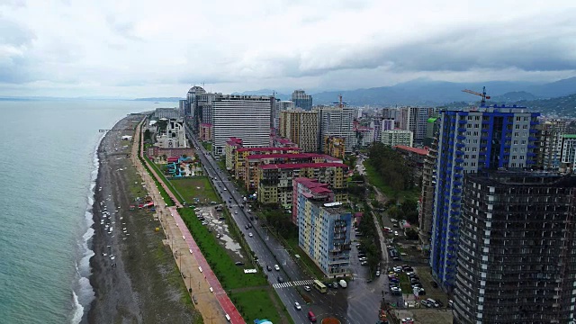 空中视图巴统在雨天全高清拍摄视频素材