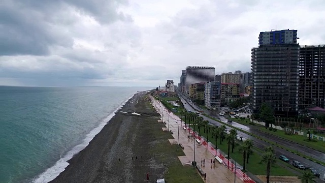 空中视图巴统在雨天全高清拍摄视频素材