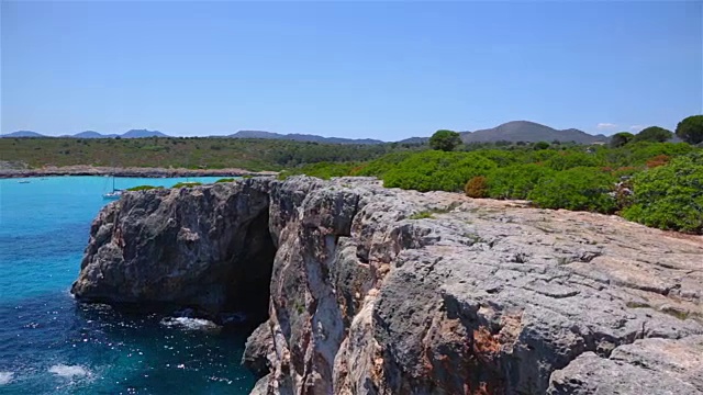 西班牙马略卡岛巴利阿里岛东海岸卡拉瓦尔克斯的落基海岸线视频素材