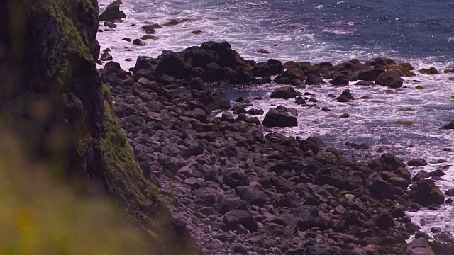 海浪冲击着岩石嶙峋的海岸线视频素材