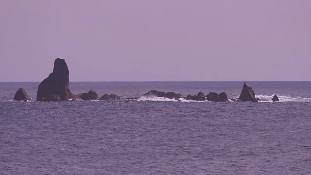 海浪撞击岩层视频素材