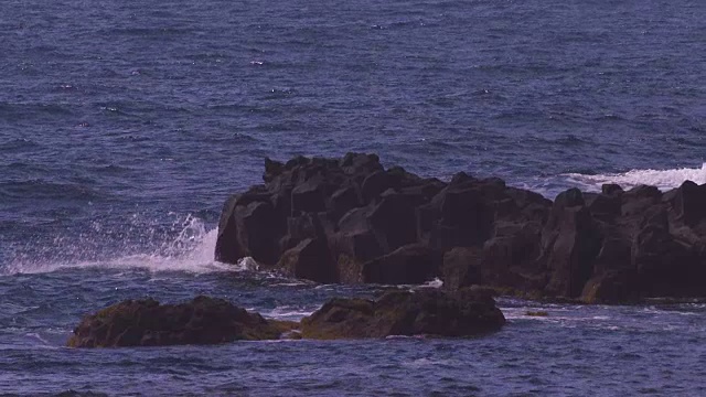 海浪撞击岩层视频素材