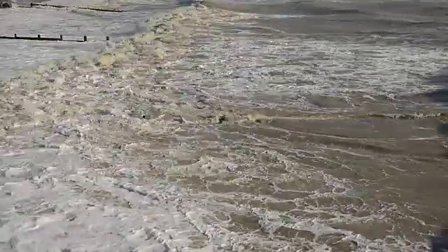 海浪拍打着砾石视频下载