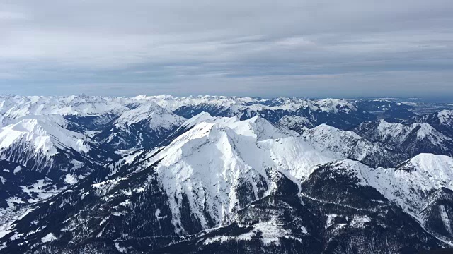 雪山连绵景观，祖格斯匹茨观景台。视频素材