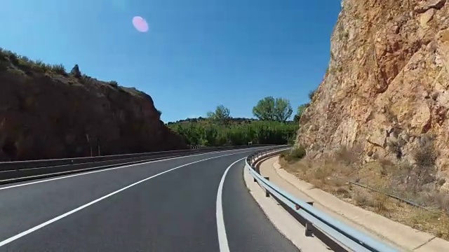 骑摩托车的人在风景优美的山区沙漠风景和空旷的山路在西班牙。第一人称视角视频素材