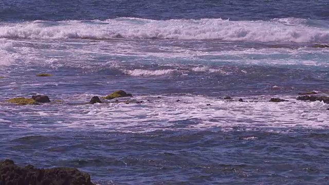 海浪到达海岸的岩石上视频素材