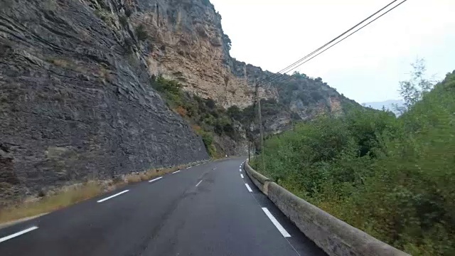 骑摩托车的人在法国美丽的风景山路上。多雨的天气。第一个人的观点视频素材