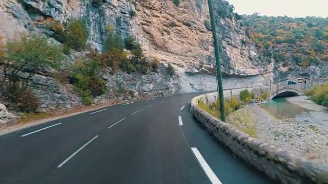 骑摩托车的人在法国美丽的风景山路上。多雨的天气。第一个人的观点视频素材