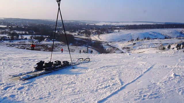 雪山景观背景上的滑雪板和滑雪杆视频素材