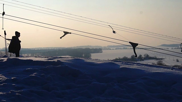 风景冬季滑梯滑雪场，滑雪缆车，下坡滑雪板和滑雪者视频素材