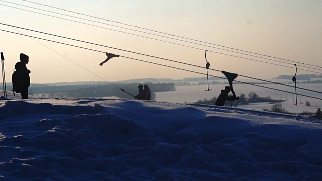 风景冬季滑梯滑雪场，滑雪缆车，下坡滑雪板和滑雪者视频素材