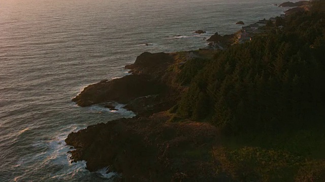 航空拍摄的岩石俄勒冈海岸在日落。视频素材