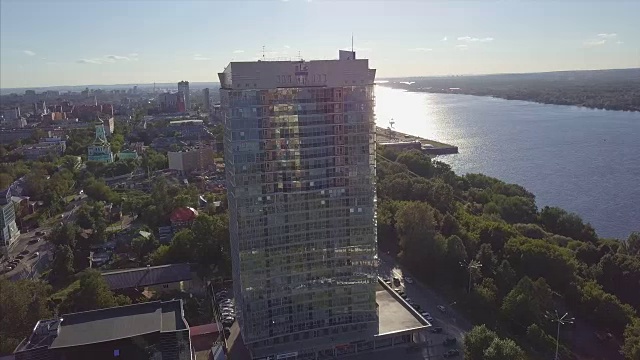 河流鸟瞰图和现代建筑。夹。日落时美丽的城市风景视频素材