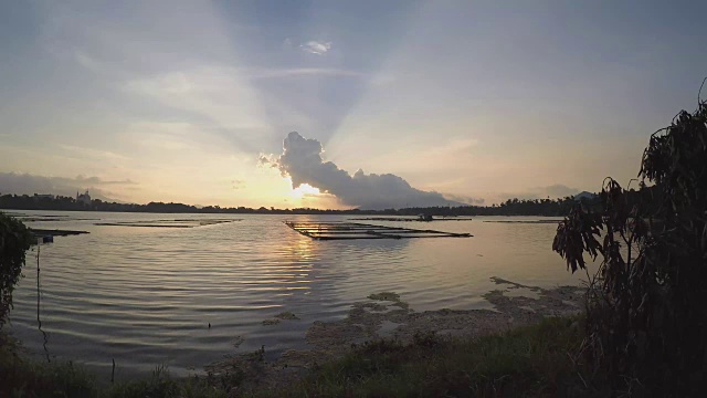 日落在湖地平线的剪影视频素材