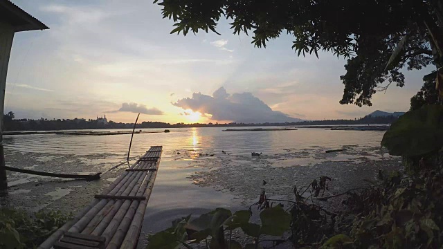 日落在湖地平线的剪影视频素材