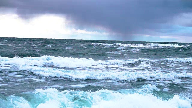 恶劣天气下的暴风雨海浪气旋飓风风慢镜头大海海水，大浪海浪溅海滩。大西洋迈阿密,佛罗里达,视频素材