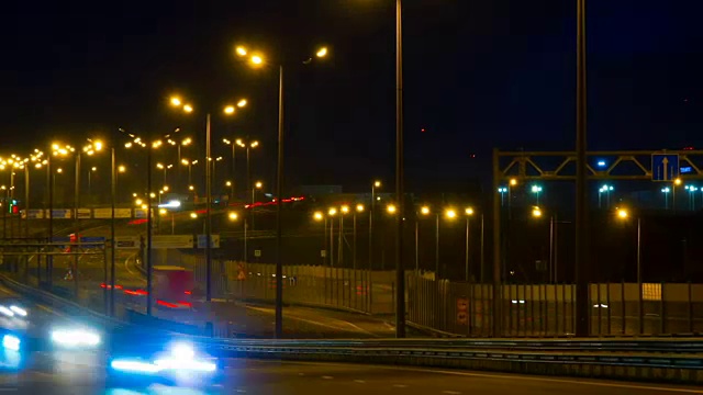 公路交通车辆在夜间时间流逝。汽车在桥上行驶的晚上时间流逝。4 k UHD。间隔拍摄。视频素材