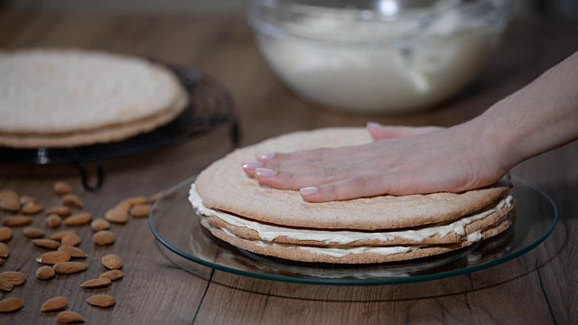 叠加蛋糕层。制作奶油蛋糕视频素材