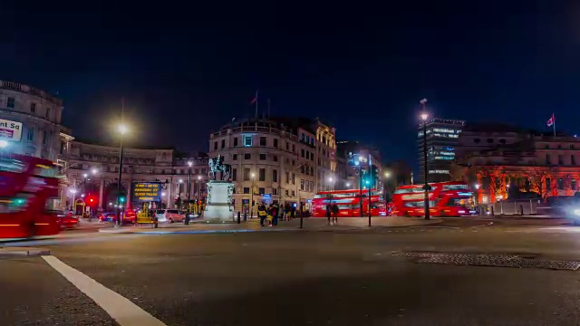 夜晚穿梭于现代城市的交通，时光流逝视频素材