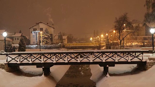 雪夜人行桥视频素材