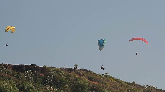 在湛蓝的天空下，在山上滑翔视频素材