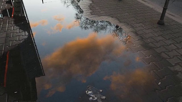 雨坑反映早晨的云和天空视频素材