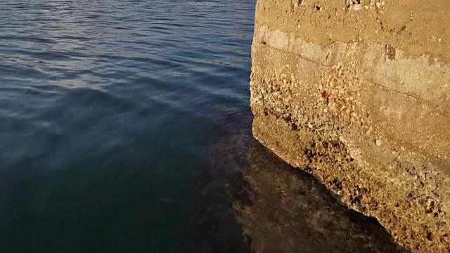 海水冲击着港口的石头码头视频素材