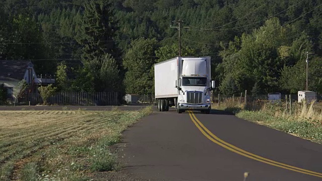 在乡村公路上行驶的半挂车。视频素材