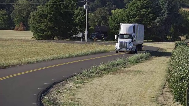 在乡村公路上行驶的半挂车。视频素材