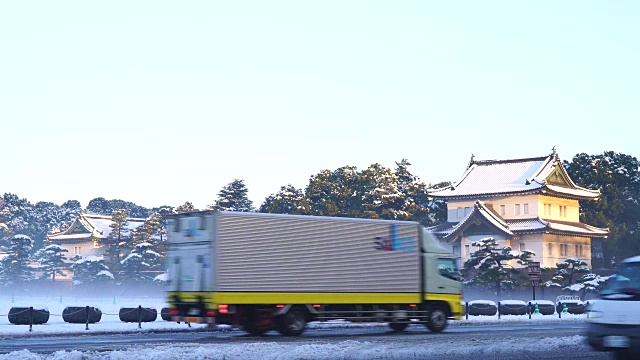 2018年1月23日，日本东京千代田区迎来冬季暴风雪。早晨，日出照亮了皇宫(江户城)的雪田宫。视频素材