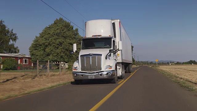 在乡村公路上行驶的半挂车。视频素材