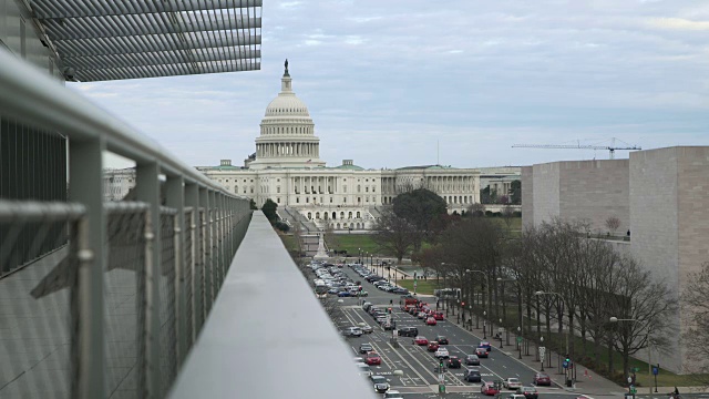 美国国会大厦和交通在宾夕法尼亚大道在华盛顿，DC - 4k/超高清视频素材