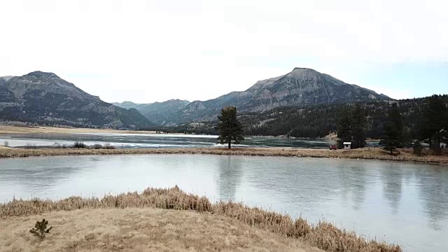 科罗拉多州帕戈萨斯普林斯山旁的湖泊视频素材