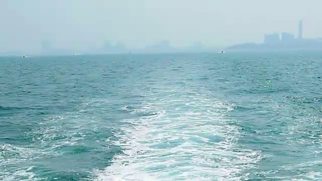 海浪从后面的船在海洋。视频素材